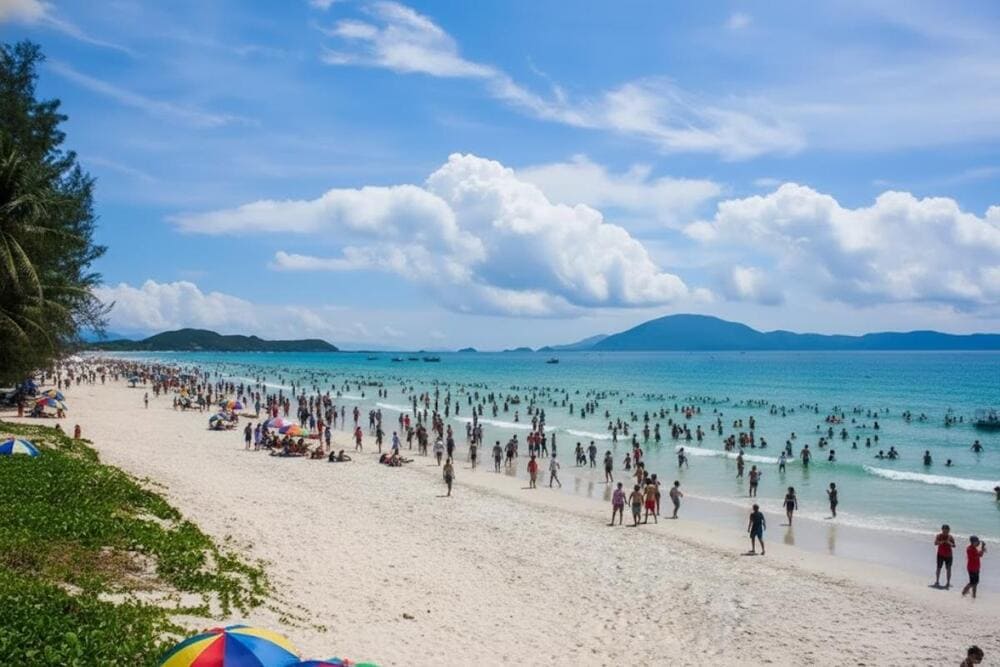 C&aacute;c b&atilde;i tắm tại C&aacute;t B&agrave; được du kh&aacute;ch y&ecirc;u th&iacute;ch với bờ c&aacute;t trắng, nước trong xanh